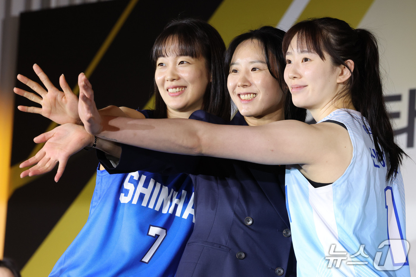 (서울=뉴스1) 이광호 기자 = 신한은행 최윤아 감독과 신지현, 신이슬 선수가 27일 오후 서울 강남구 호텔리베라에서 열린 KB스타뱅킹 2026-2027여자프로농구 개막 미디어데이 …