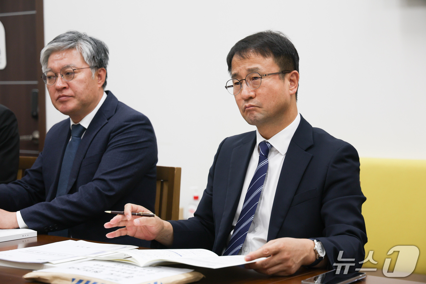 (서울=뉴스1) 신웅수 기자 = 한병도 더불어민주당 원내대표가 27일 서울 여의도 국회에서 추미애 경기도지사를 접견하며 경기도 현안 관련 건의사항을 듣고 있다. (공동취재) 202 …