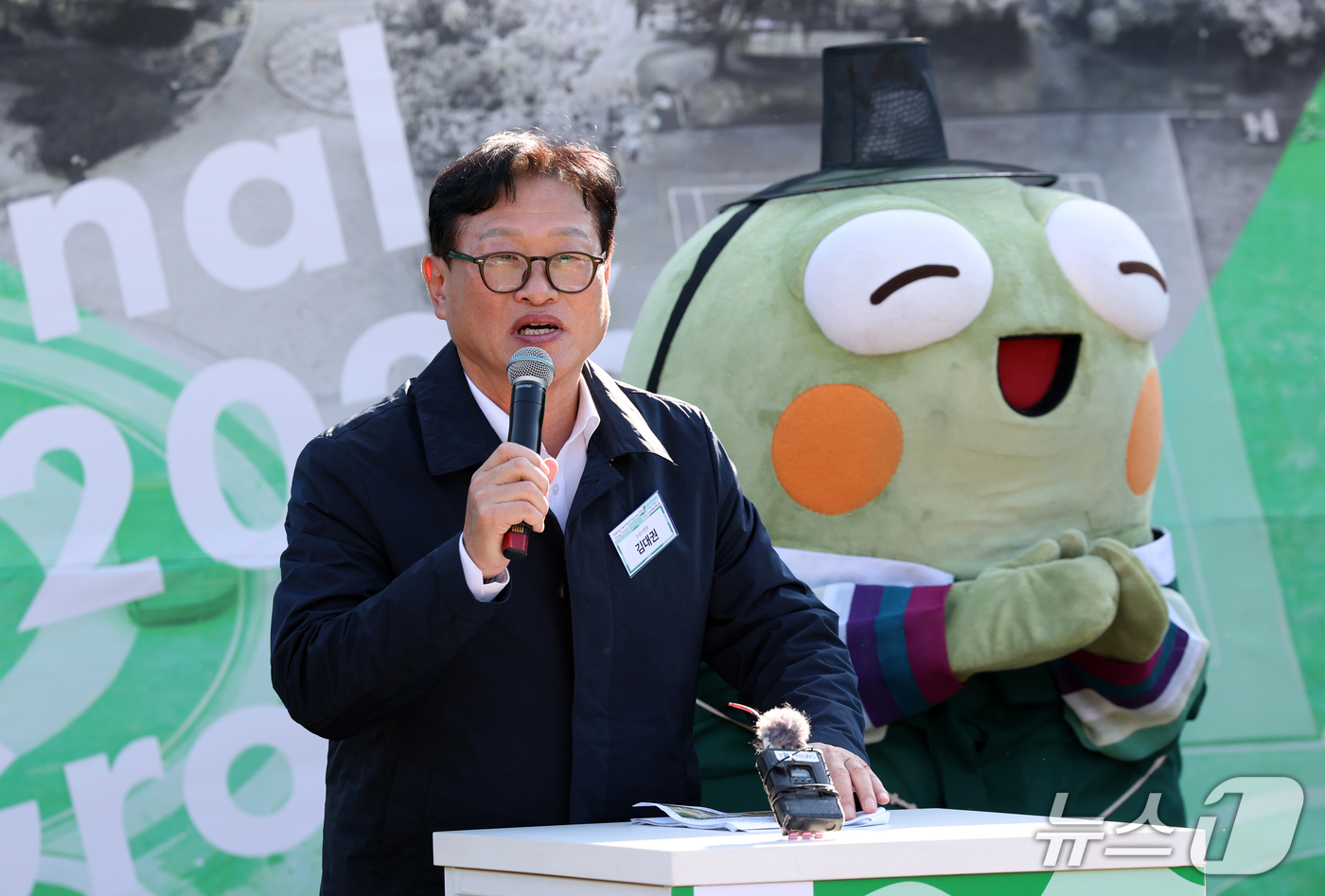 (대구=뉴스1) 공정식 기자 = 김대권 수성구청장이 27일 대구 수성구 수성못 상화동산에서 열린 '2026 수성국제비엔날레' 개막식에서 수성구 대표 캐릭터 '뚜비'와 함께 환영사를 …