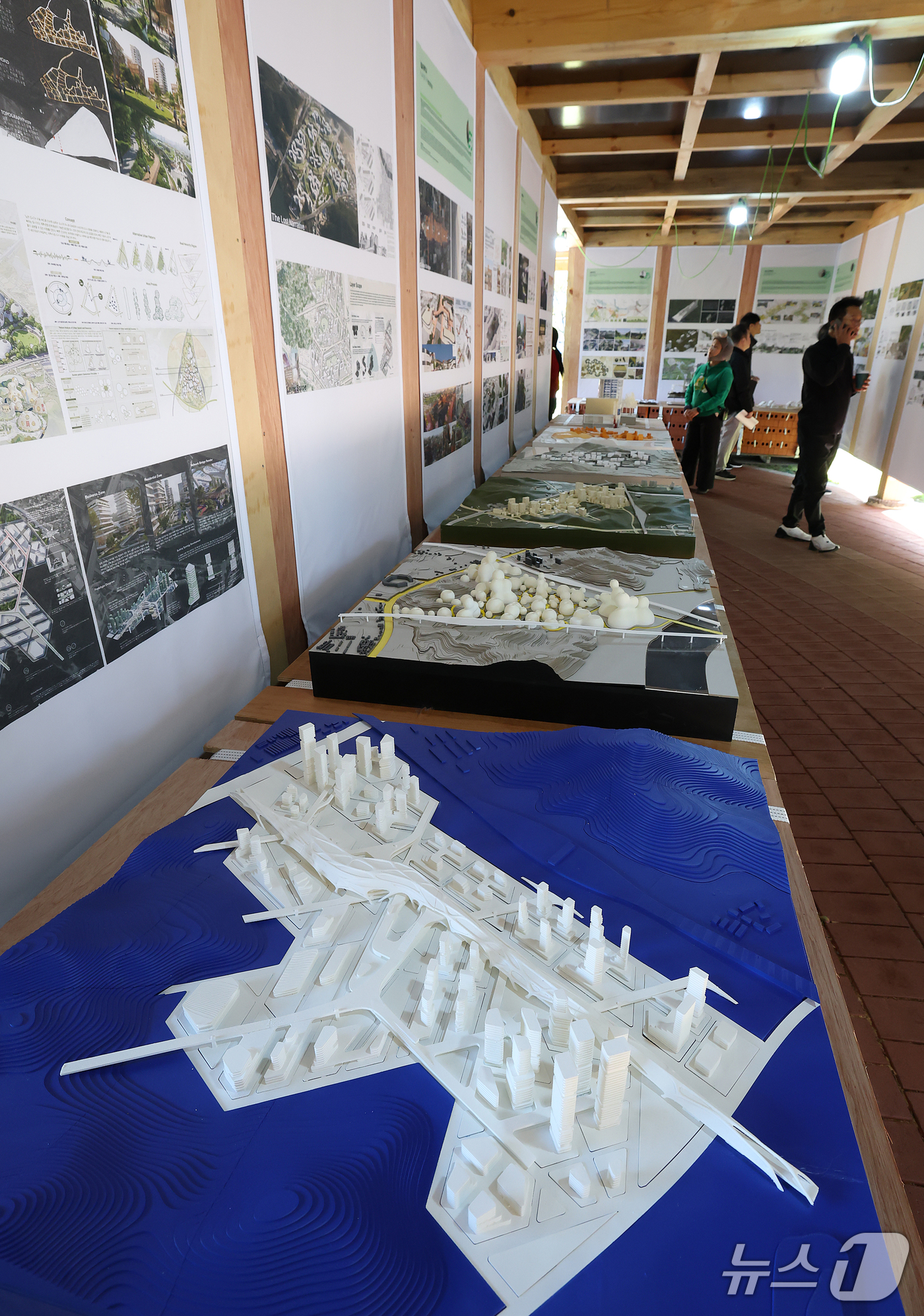 (대구=뉴스1) 공정식 기자 = 27일 대구 수성구 수성못 상화동산에서 열린 '2026 수성국제비엔날레'를 찾은 시민이 세계 건축·조경 스케치 작품, 수성 어린이 건축·조경 문화학 …