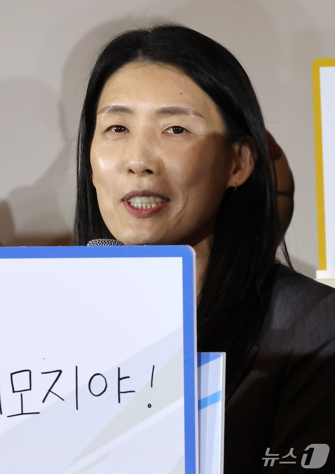(서울=뉴스1) 이광호 기자 = 전주원 우리은행 감독이 27일 오후 서울 강남구 호텔리베라에서 열린 KB스타뱅킹 2026-2027여자프로농구 개막 미디어데이에서 시즌 각오를 밝히고 …