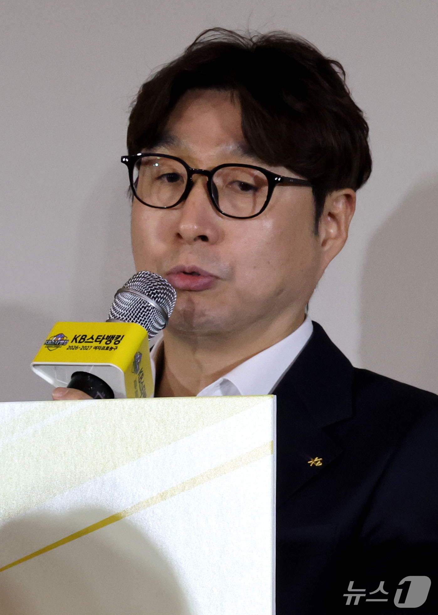 (서울=뉴스1) 이광호 기자 = 김완수 KB스타즈 감독이 27일 오후 서울 강남구 호텔리베라에서 열린 KB스타뱅킹 2026-2027여자프로농구 개막 미디어데이에서 시즌 각오를 밝히 …