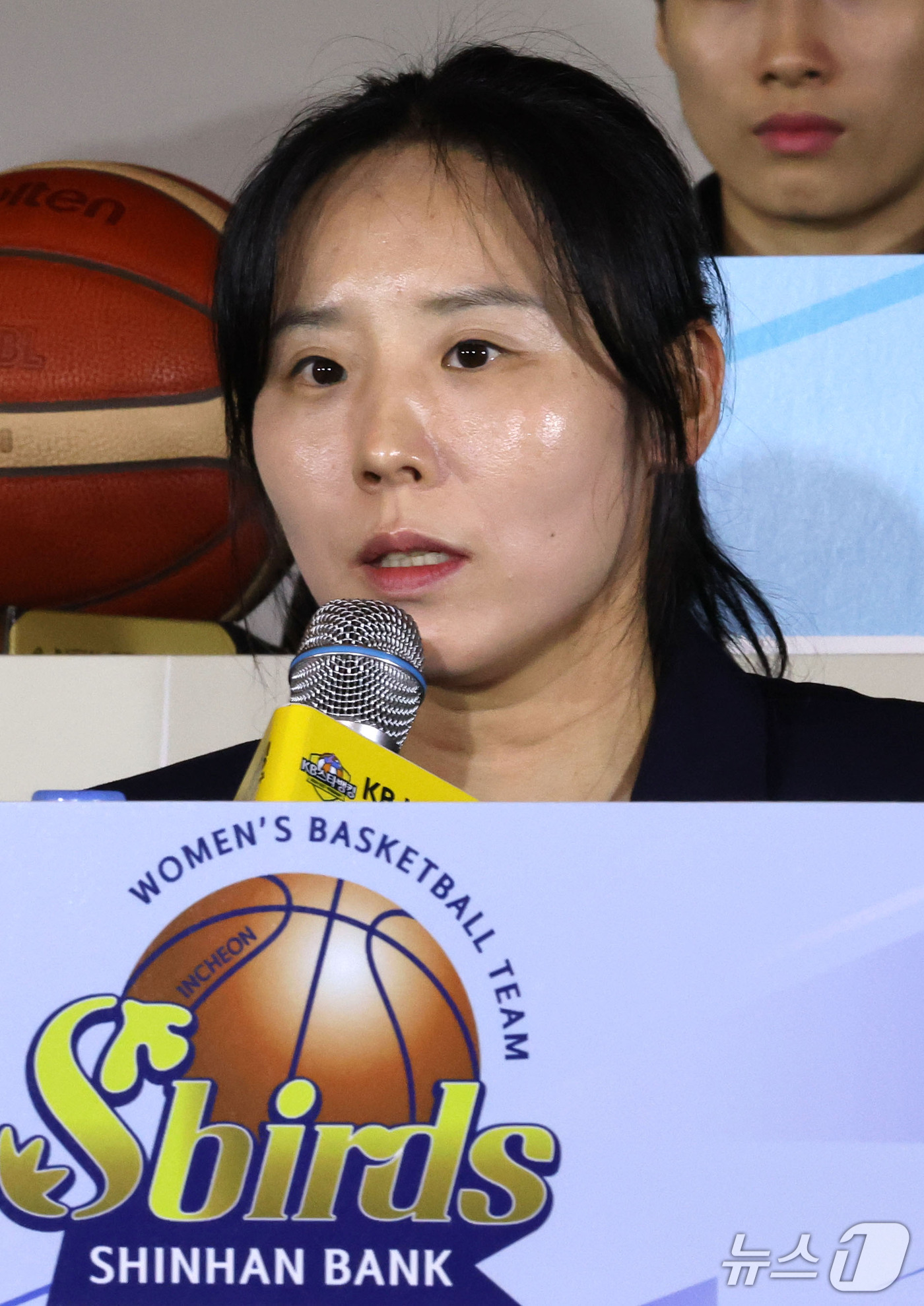 (서울=뉴스1) 이광호 기자 = 최윤아 신한은행 감독이 27일 오후 서울 강남구 호텔리베라에서 열린 KB스타뱅킹 2026-2027여자프로농구 개막 미디어데이에서 시즌 각오를 밝히고 …