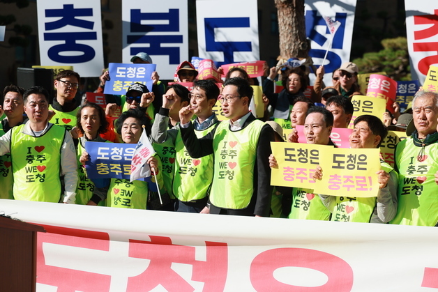 도청까지 41㎞ 걸어간 이동석 충주시장 "도전은 이제 시작"