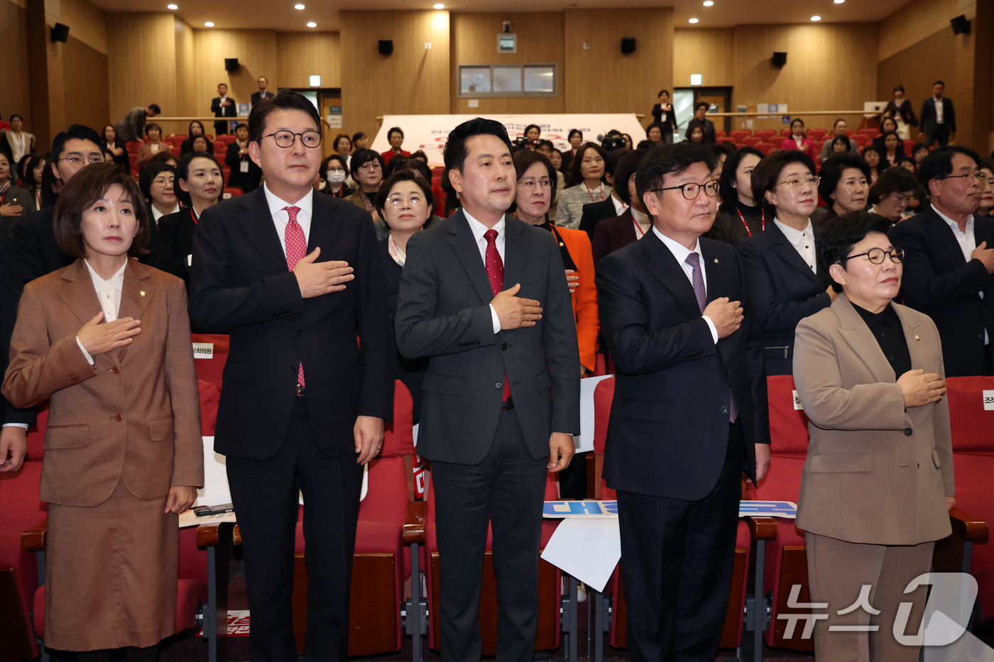 (서울=뉴스1) 황기선 기자 = 장동혁 국민의힘 대표와 정점식 원내대표가 27일 오후 서울 여의도 국회 의원회관에서 열린 '제7대 국민의힘 전국여성지방의원협의회 총회'에서 참석자들 …