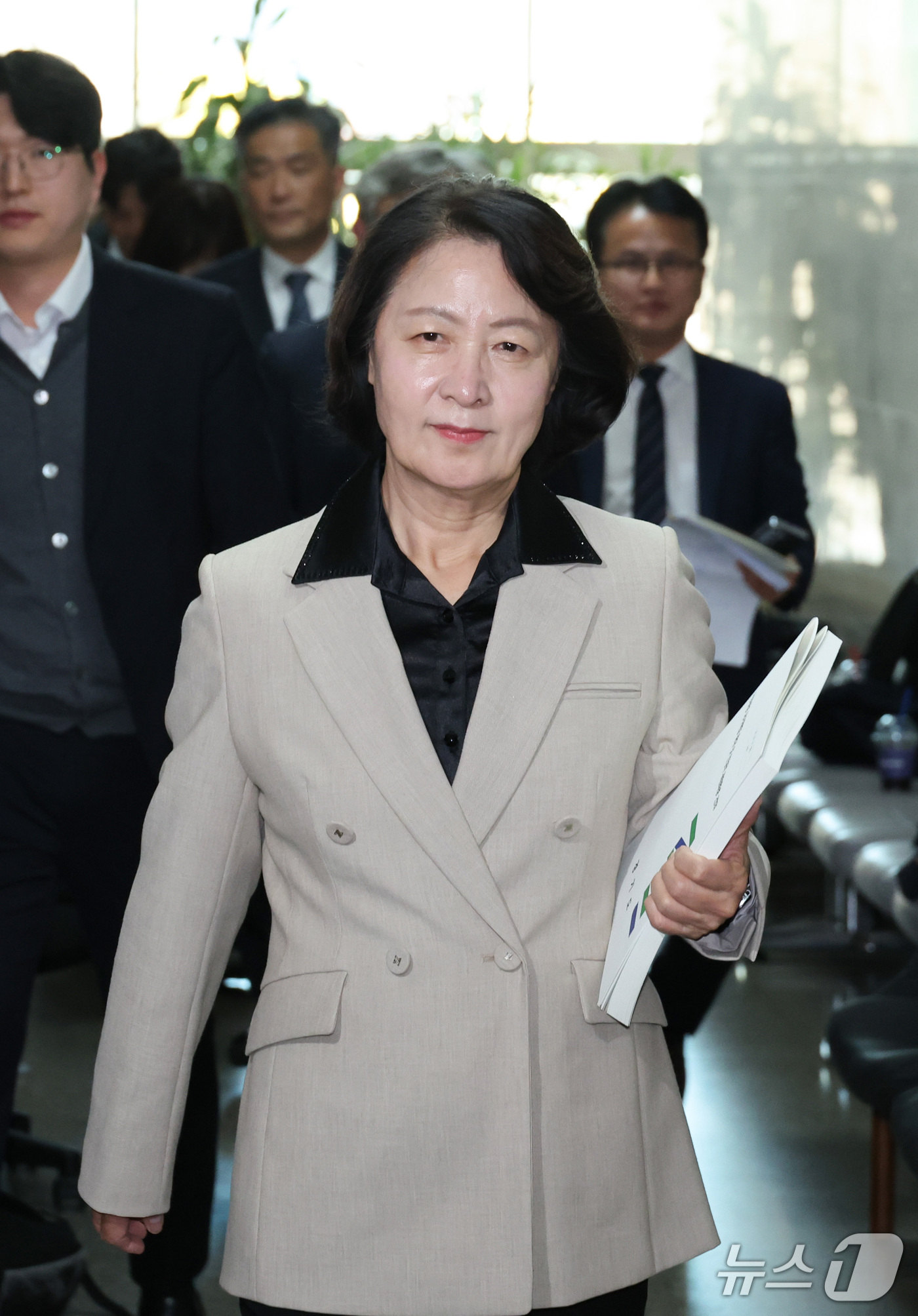 (서울=뉴스1) 신웅수 기자 = 추미애 경기도지사가 27일 서울 여의도 국회에서 한병도 더불어민주당 원내대표를 예방하기 위해 이동하고 있다 2026.10.27/뉴스1