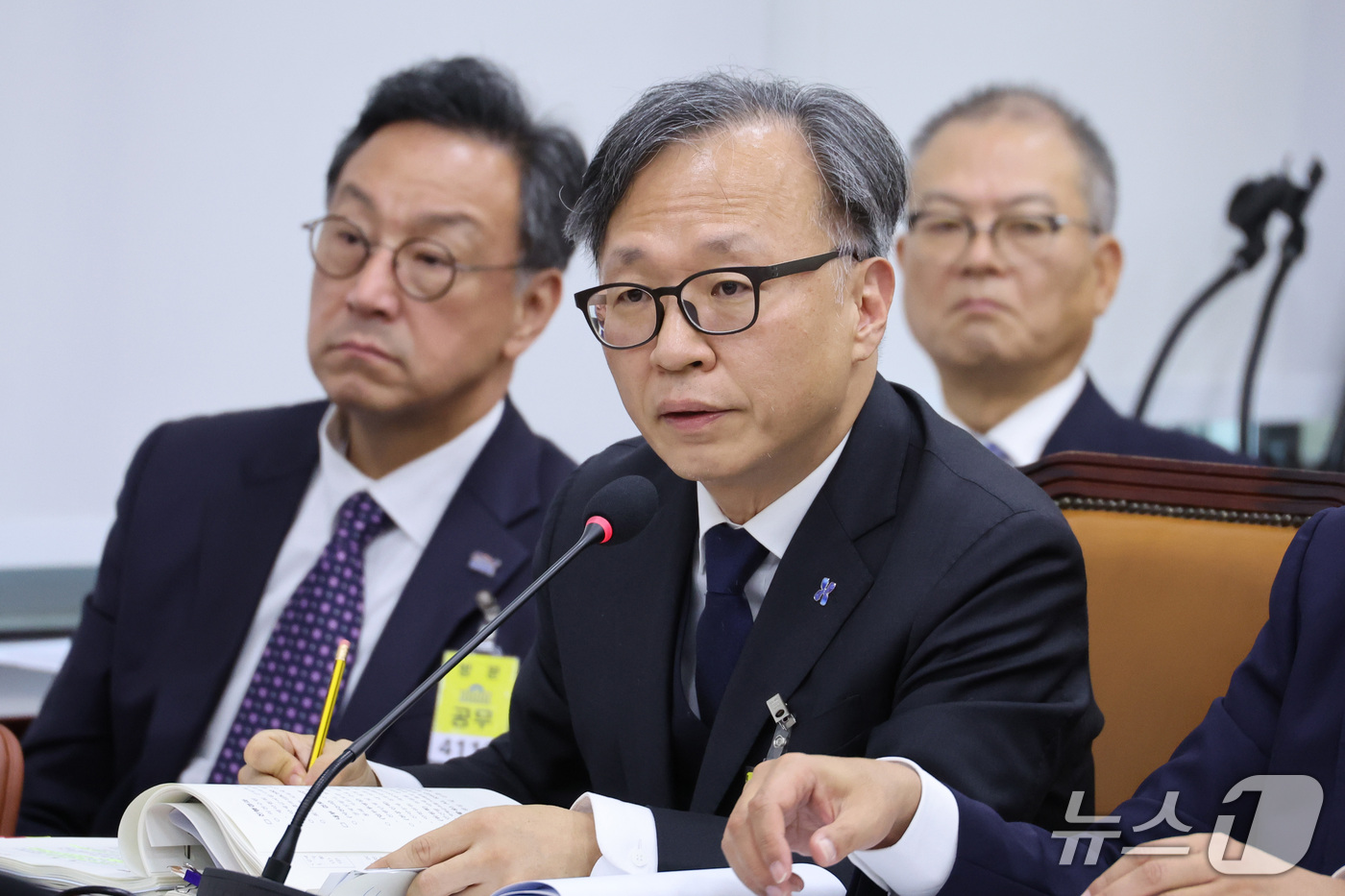 (서울=뉴스1) 신웅수 기자 = 홍승권 건강보험심사평가원장이 27일 서울 여의도 국회에서 열린 보건복지위원회의 보건복지부 등에 대한 종합감사에서 의원 질의에 답변하고 있다.  20 …