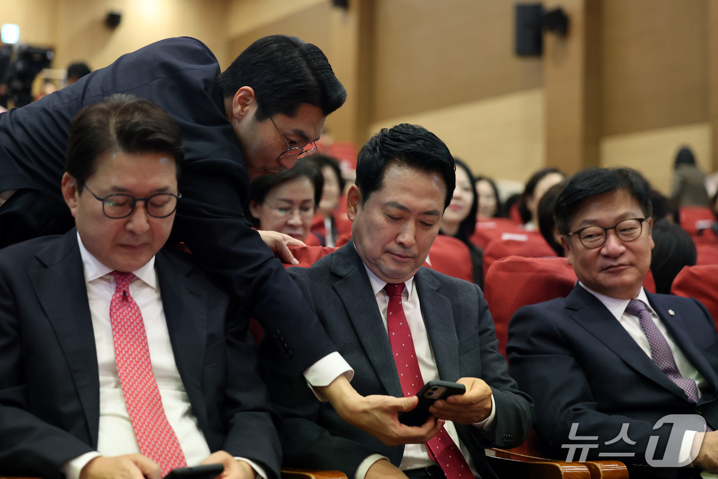 (서울=뉴스1) 황기선 기자 = 장동혁 국민의힘 대표가 27일 오후 서울 여의도 국회 의원회관에서 열린 '제7대 국민의힘 전국여성지방의원협의회 총회'에서 박준태 비서실장과 더불어민 …