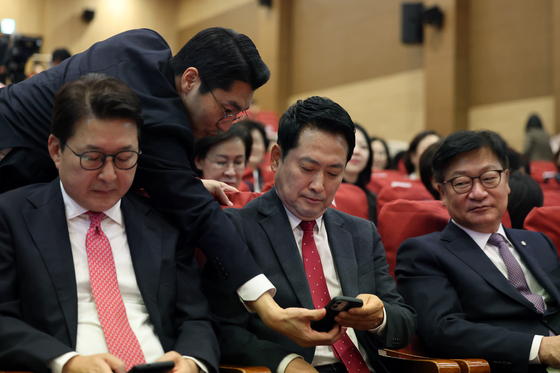 與 의총 결과 확인하는 장동혁 대표