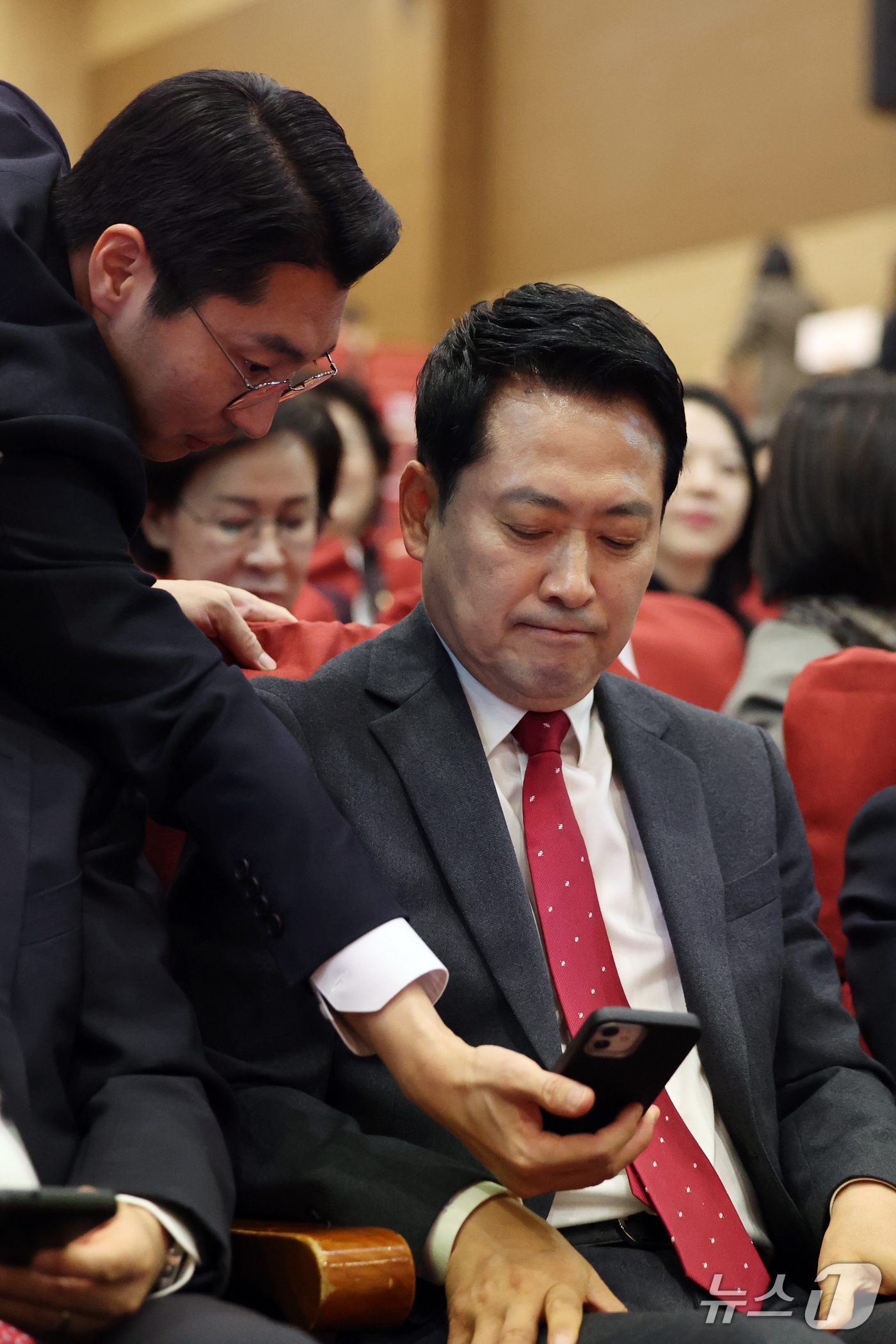 (서울=뉴스1) 황기선 기자 = 장동혁 국민의힘 대표가 27일 오후 서울 여의도 국회 의원회관에서 열린 '제7대 국민의힘 전국여성지방의원협의회 총회'에서 박준태 비서실장과 더불어민 …