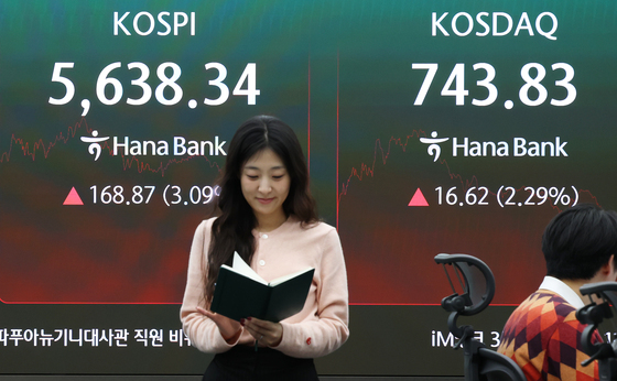 수출네고vs달러 실수요…달러·원 환율 0.6원 오른 1323.7원(종합)