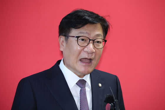 브리핑하는 정점식