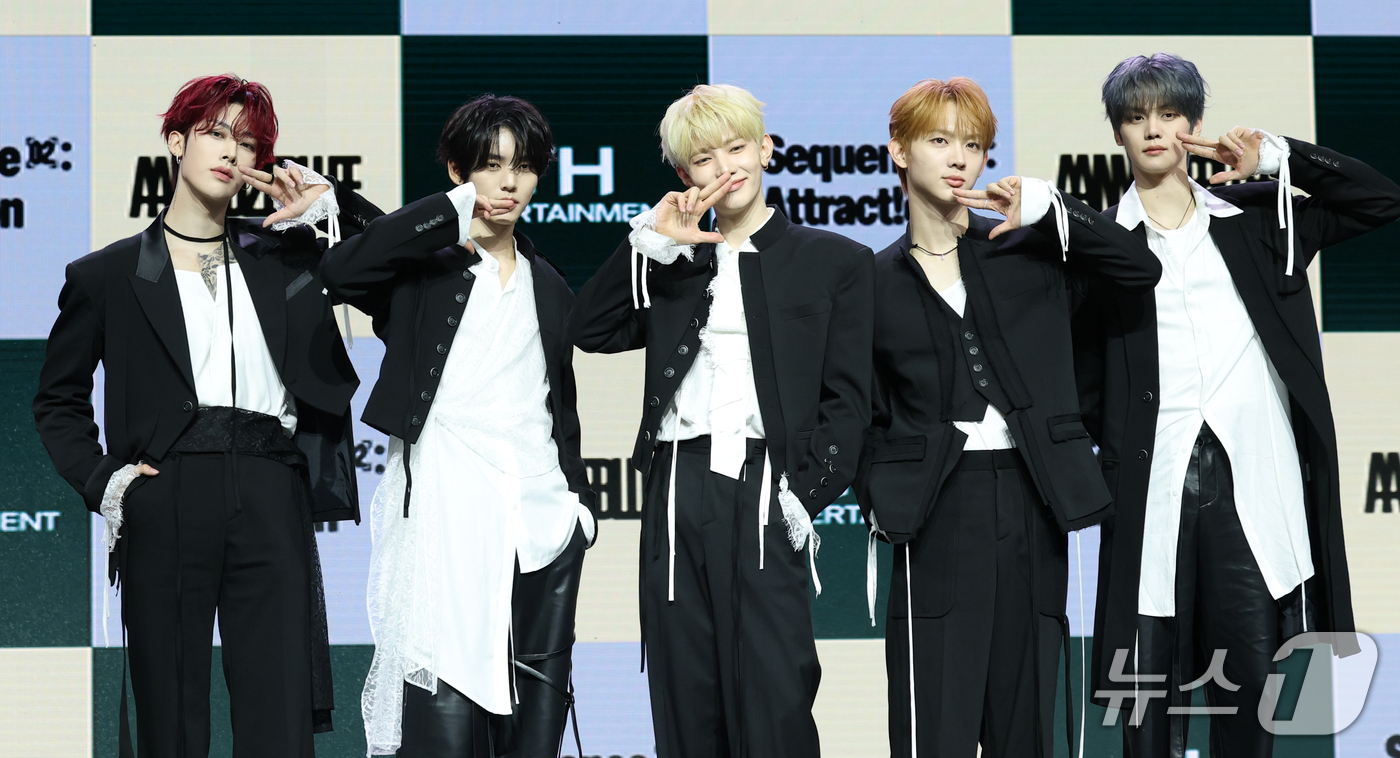 (서울=뉴스1) 권현진 기자 = 그룹 앤더블(AND2BLE)의 리키(왼쪽부터)와 한유진, 장하오, 유승언, 김규빈이 27일 서울 용산구 블루스퀘어에서 가진 미니 2집 '시퀀스 투: …