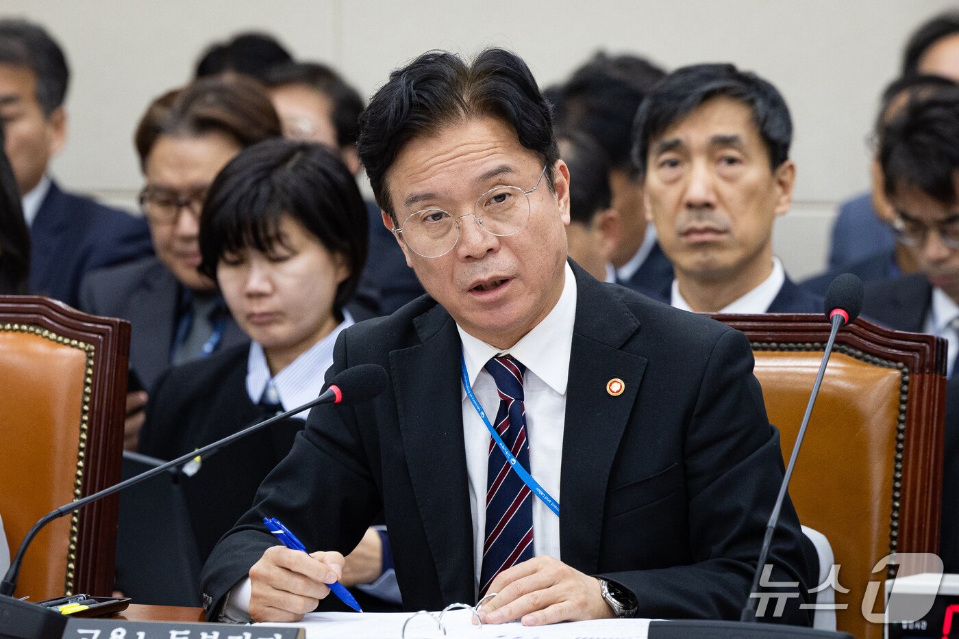 본문 이미지 - 김영훈 고용노동부 장관이 27일 서울 여의도 국회에서 열린 기후에너지환경노동위원회의 고용노동부 등에 대한 국정감사 종합감사에 출석해 의원 질의에 답하고 있다. 2026.10.27 ⓒ 뉴스1 유승관 기자
