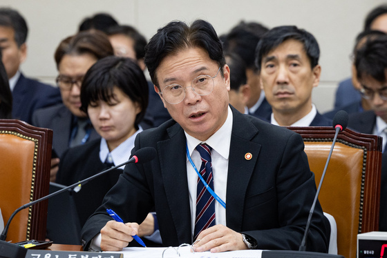 野 "산재 감소, 통계 착시"…김영훈 "노동자 목숨으로 속이겠나"
