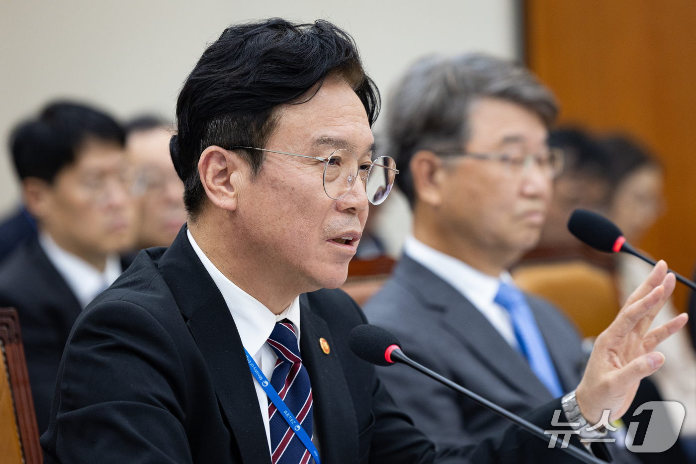 (서울=뉴스1) 유승관 기자 = 김영훈 고용노동부 장관이 27일 서울 여의도 국회에서 열린 기후에너지환경노동위원회의 고용노동부 등에 대한 국정감사 종합감사에 출석해 의원 질의에 답 …