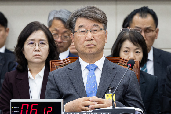 [국감] 질의 듣는 김지형 경사노위원장