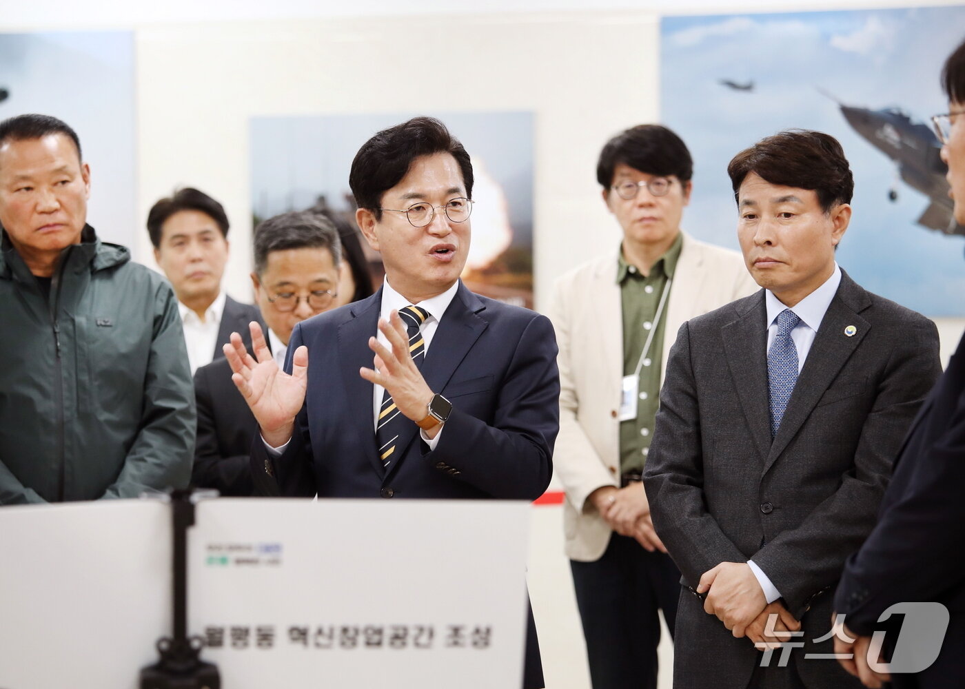 본문 이미지 - 허태정 대전시장이 한국마사회 대전지사 건물을 활용한 글로벌 혁신창업공간 조성 대상지를 점검하고 있다.(대전 서구 제공. 재판매 및 DB 금지)