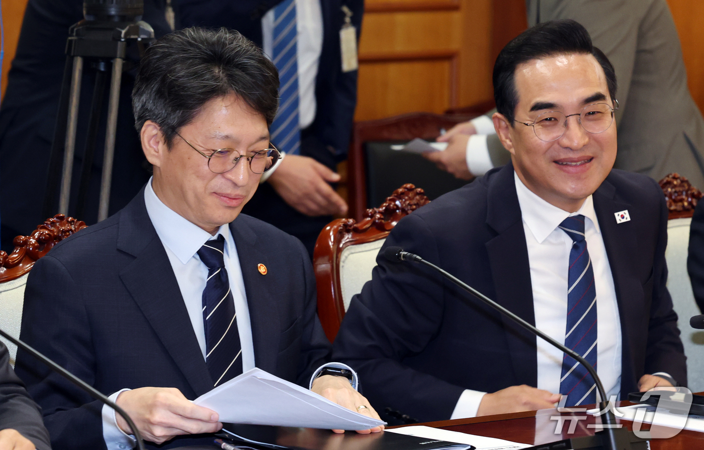 (서울=뉴스1) 이종덕 기자 = 홍지선 국토교통부 장관(왼쪽)이 27일 서울 종로구 정부서울청사에서 열린 제4차 범부처 주택 신속공급 점검회의에 앞서 박홍근 기획예산처 장관과 대화 …
