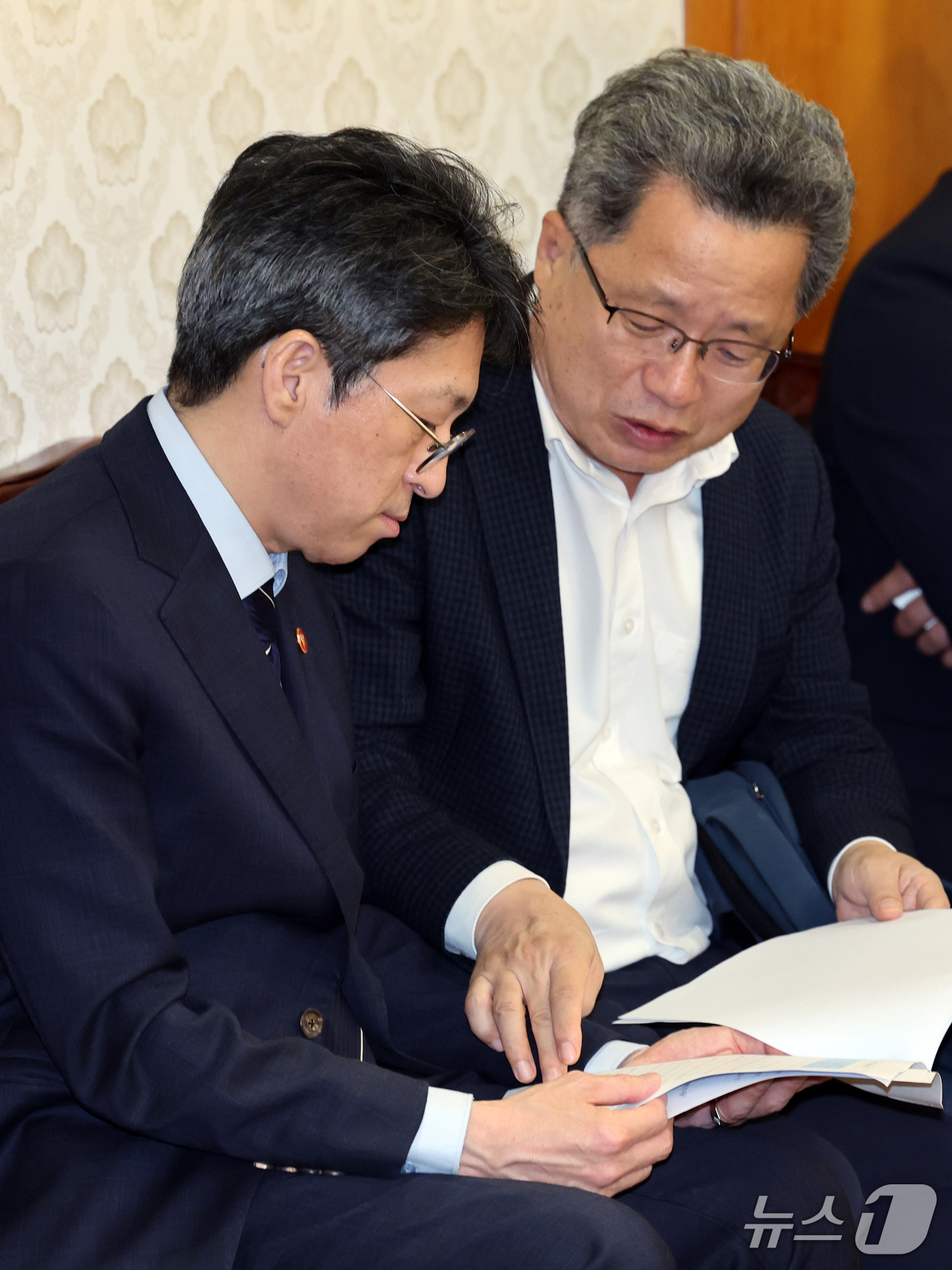 (서울=뉴스1) 이종덕 기자 = 홍지선 국토교통부 장관(왼쪽)이 27일 서울 종로구 정부서울청사에서 제4차 범부처 주택 신속공급 점검회의에 앞서 김영국 국토교통부 주택토지실장과 대 …