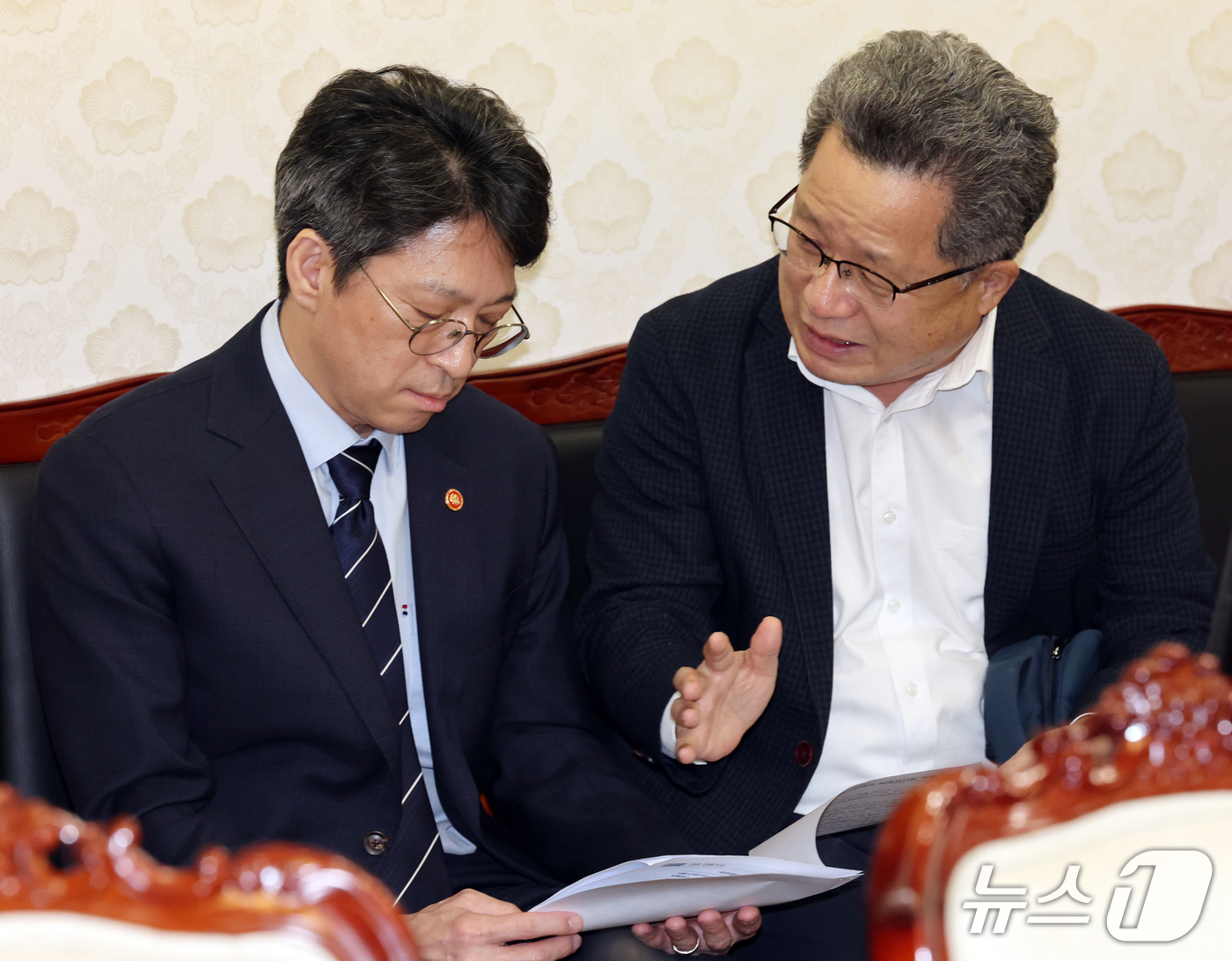 (서울=뉴스1) 이종덕 기자 = 홍지선 국토교통부 장관(왼쪽)이 27일 서울 종로구 정부서울청사에서 제4차 범부처 주택 신속공급 점검회의에 앞서 김영국 국토교통부 주택토지실장과 대 …