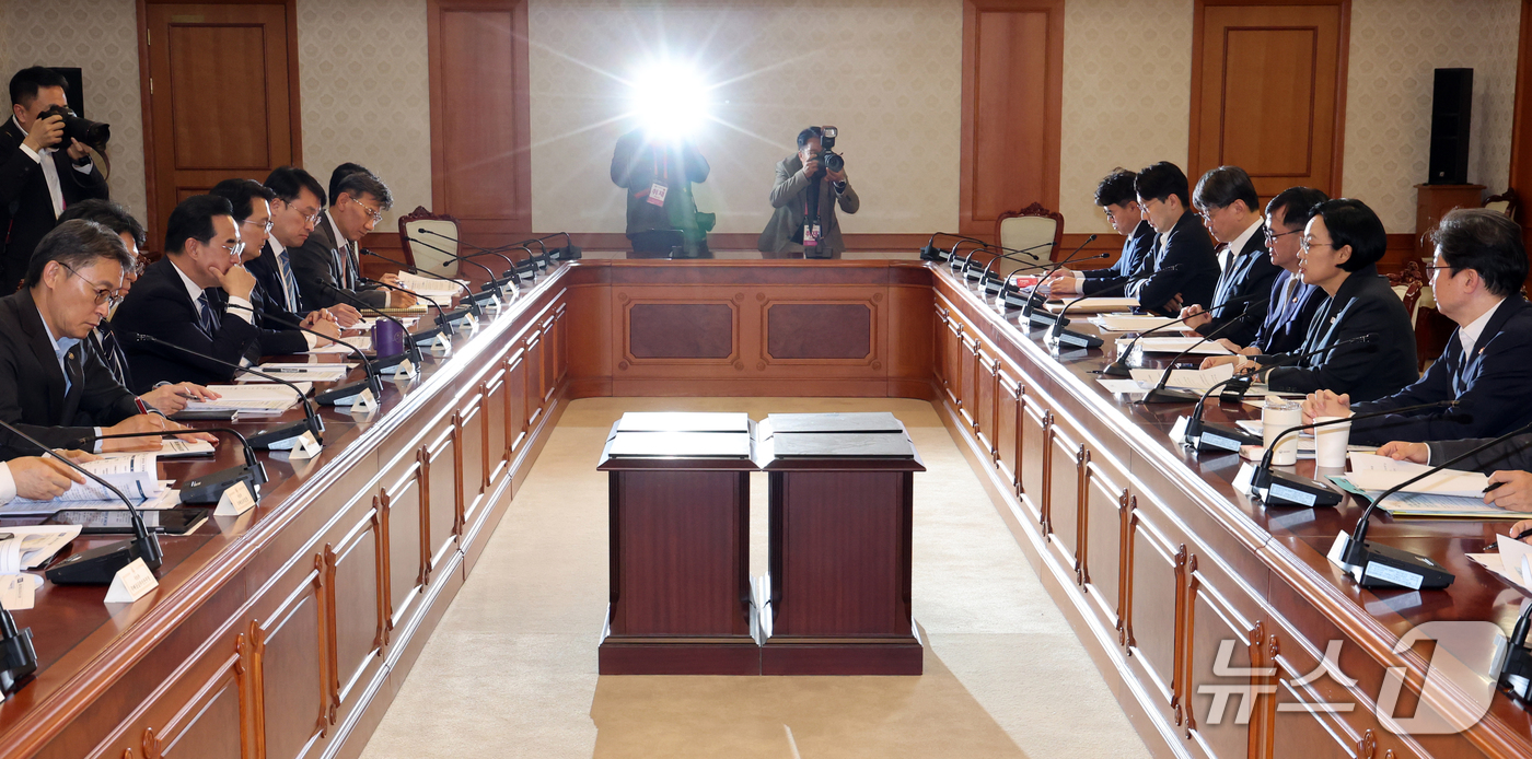 (서울=뉴스1) 이종덕 기자 = 한성숙 국무총리가 27일 서울 종로구 정부서울청사에서 열린 제4차 범부처 주택 신속공급 점검회의에서 모두발언 하고 있다. 2026.10.27/뉴스1 …