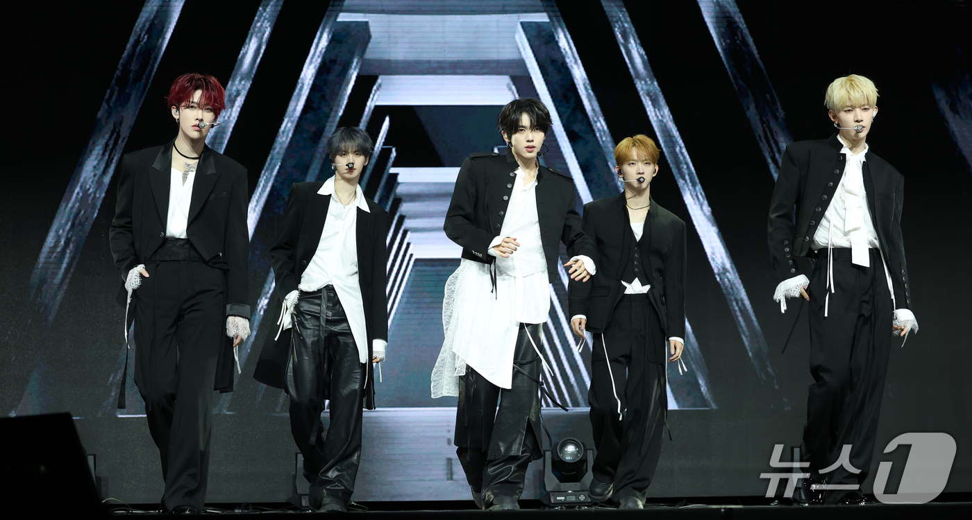(서울=뉴스1) 권현진 기자 = 그룹 앤더블(AND2BLE) 리키(왼쪽부터)와 김규빈, 한유진, 유승언, 장하오가 27일 서울 용산구 블루스퀘어에서 가진 미니 2집 '시퀀스 투: …