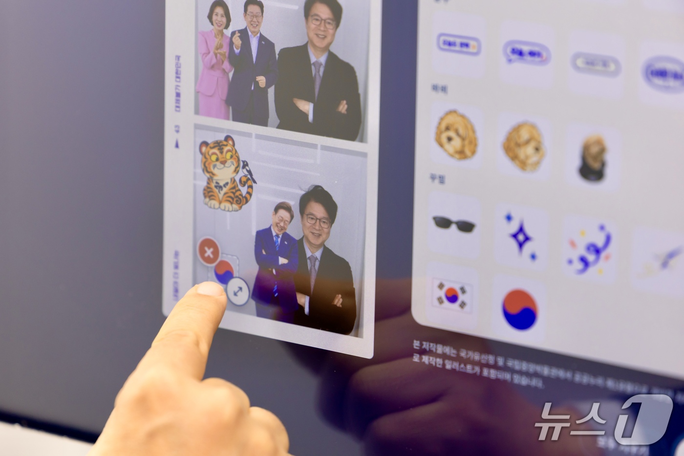 (서울=뉴스1) 이재명 기자 = 성기홍 홍보소통수석이 27일 청와대 사랑채에 마련된 참여형 체험 콘텐츠 '잼프네컷 포토부스'를 찾아 사진을 선택하고 있다.‘잼프네컷’은 포토 프레임 …