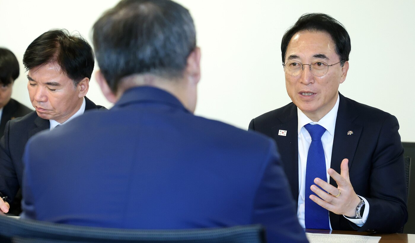 본문 이미지 - 박수현 충남지사(오른쪽)가 쉬 하오량 UNDP 부총재를 만나 '지속 가능 발전을 위한 AI 허브' 유치 가능성을 타진하고 있다.(도 제공. 재판매 및 DB 금지)/뉴스1