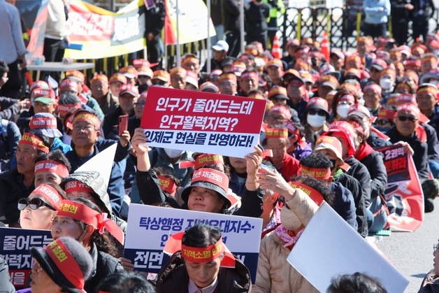 "도시와 동일 권역 불합리"…인제군민, 서울 국회 앞 삭발 투쟁