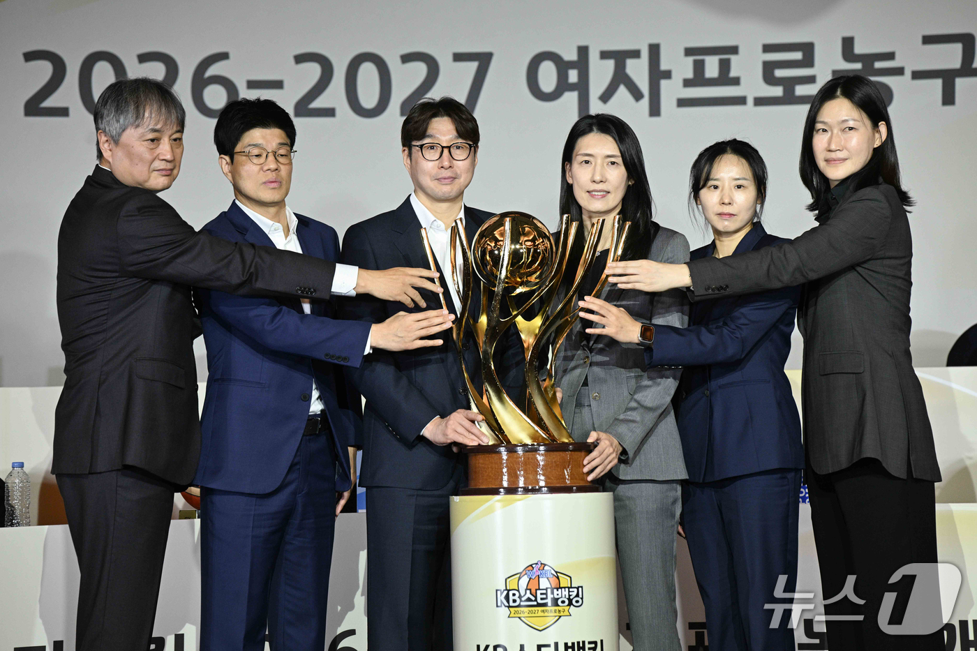 (서울=뉴스1) 김명섭 기자 = 27일 서울 강남구 호텔리베라에서 열린 KB스타뱅킹 2026-2027 여자프로농구 개막 미디어데이에서 감독들이 기념촬영을 하고 있다. (WKBL 제 …
