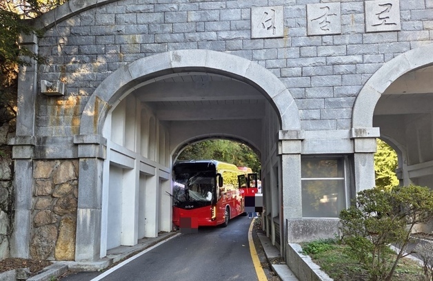 경주 석굴암서 불국사 가던 버스 구조물 충돌…28명 부상
