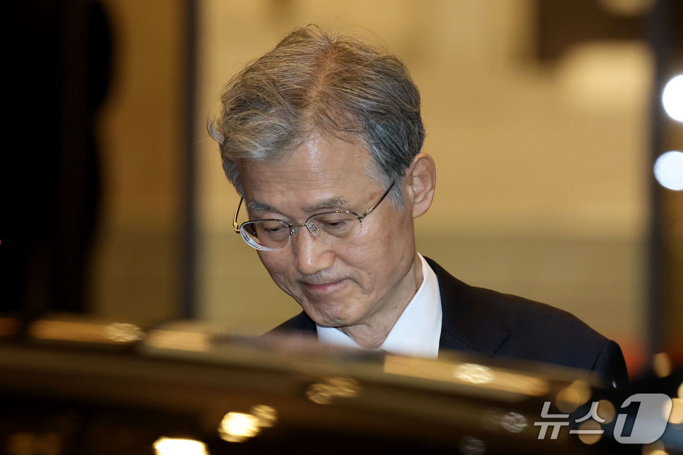 (서울=뉴스1) 이광호 기자 = 조희대 대법원장이 27일 오후 서울 서초구 대법원을 나서고 있다.더불어민주당은 이날 의원총회에서 대법관 재제청 거부 경위와 업무추진비 부당집행 의혹 …