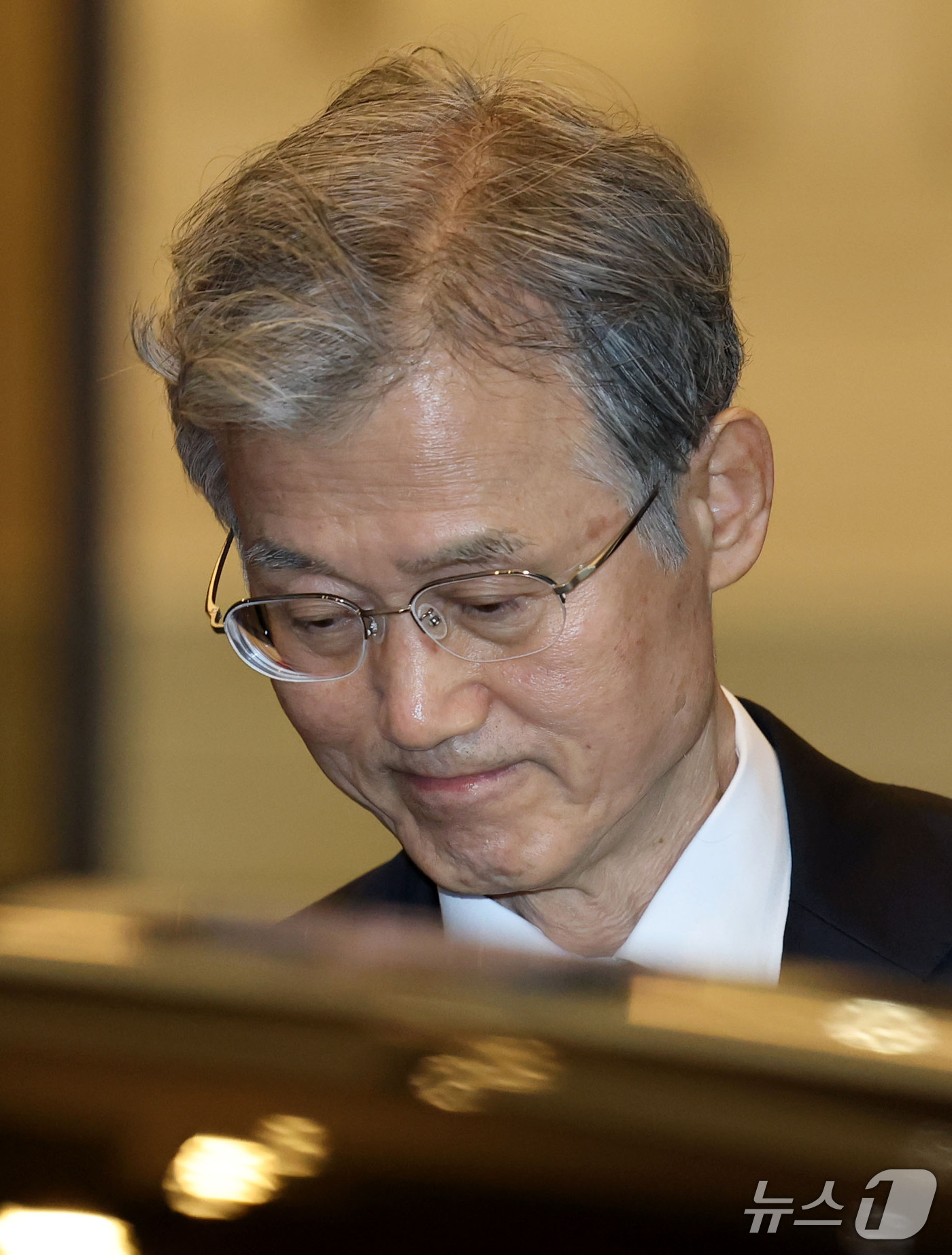 (서울=뉴스1) 이광호 기자 = 조희대 대법원장이 27일 오후 서울 서초구 대법원을 나서고 있다.더불어민주당은 이날 의원총회에서 대법관 재제청 거부 경위와 업무추진비 부당집행 의혹 …