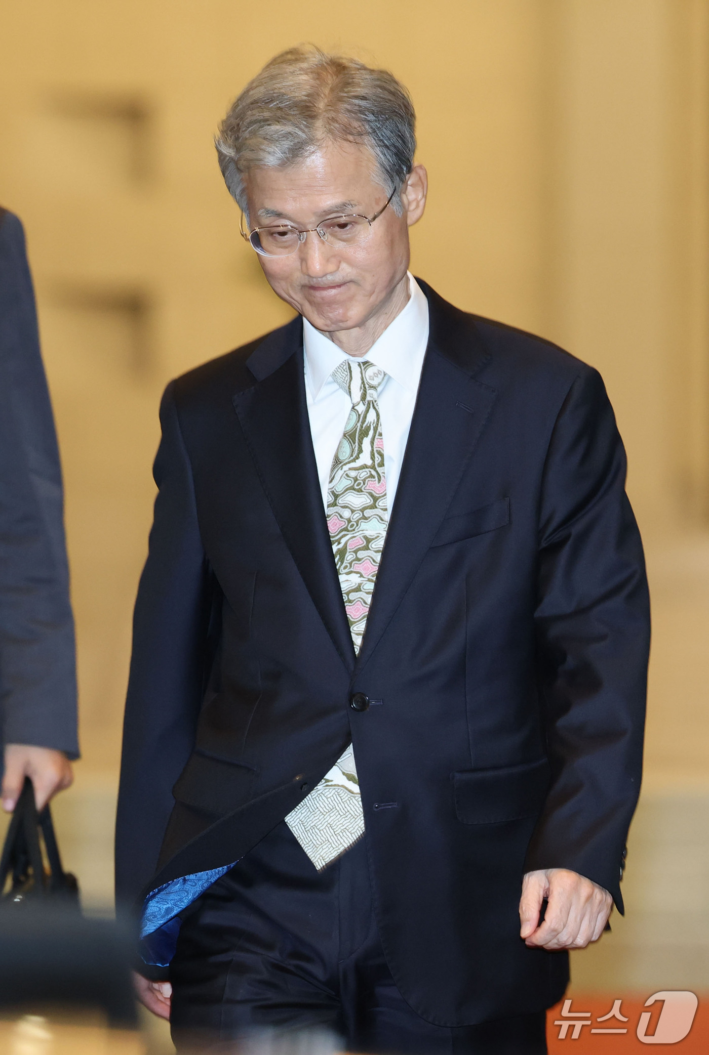 (서울=뉴스1) 이광호 기자 = 조희대 대법원장이 27일 오후 서울 서초구 대법원을 나서고 있다.더불어민주당은 이날 의원총회에서 대법관 재제청 거부 경위와 업무추진비 부당집행 의혹 …