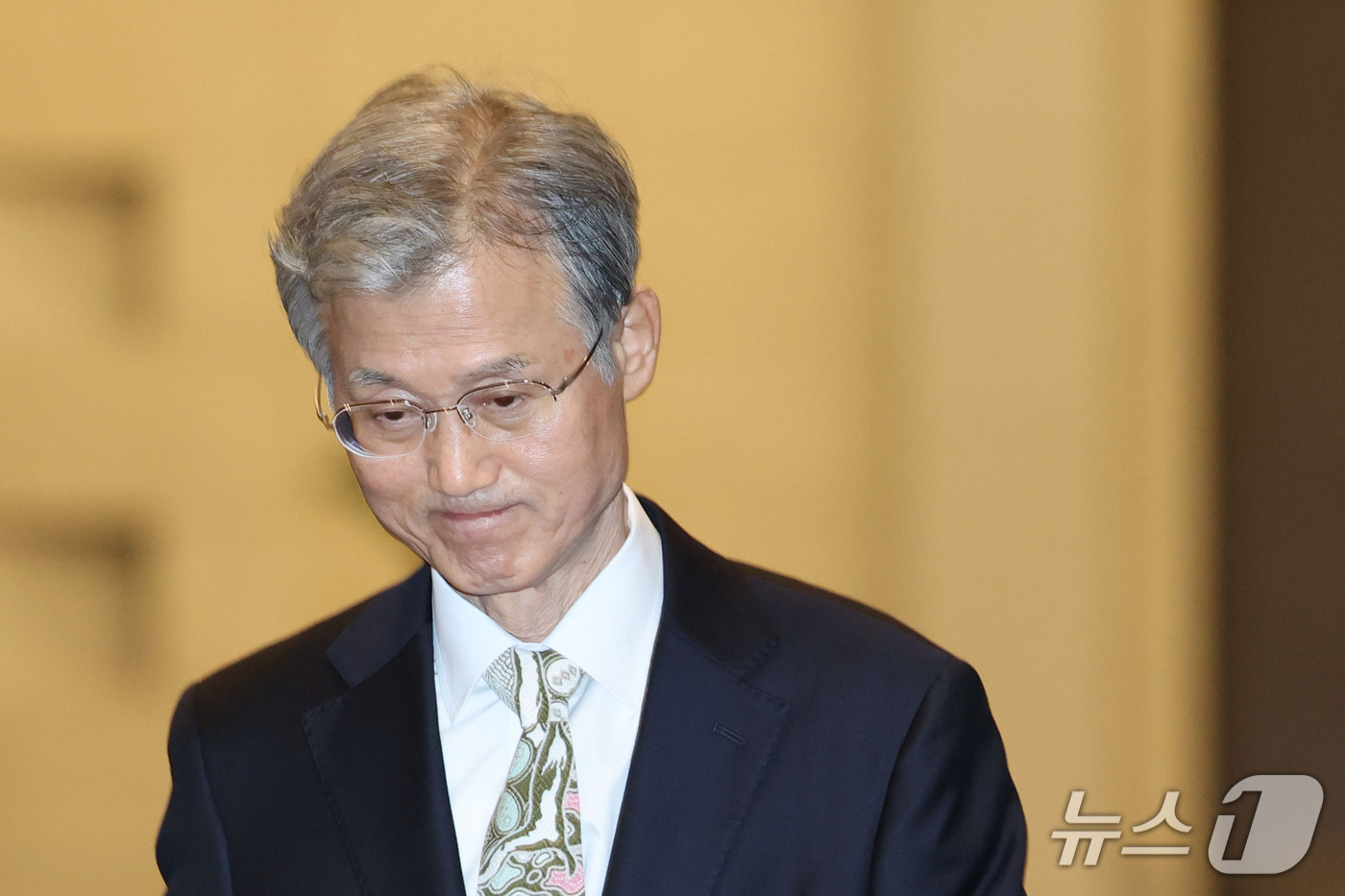 (서울=뉴스1) 이광호 기자 = 조희대 대법원장이 27일 오후 서울 서초구 대법원을 나서고 있다.더불어민주당은 이날 의원총회에서 대법관 재제청 거부 경위와 업무추진비 부당집행 의혹 …