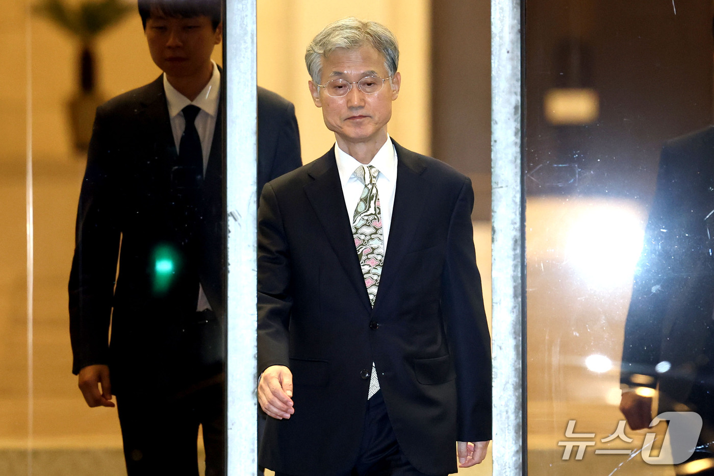 (서울=뉴스1) 이광호 기자 = 조희대 대법원장이 27일 오후 서울 서초구 대법원을 나서고 있다.더불어민주당은 이날 의원총회에서 대법관 재제청 거부 경위와 업무추진비 부당집행 의혹 …