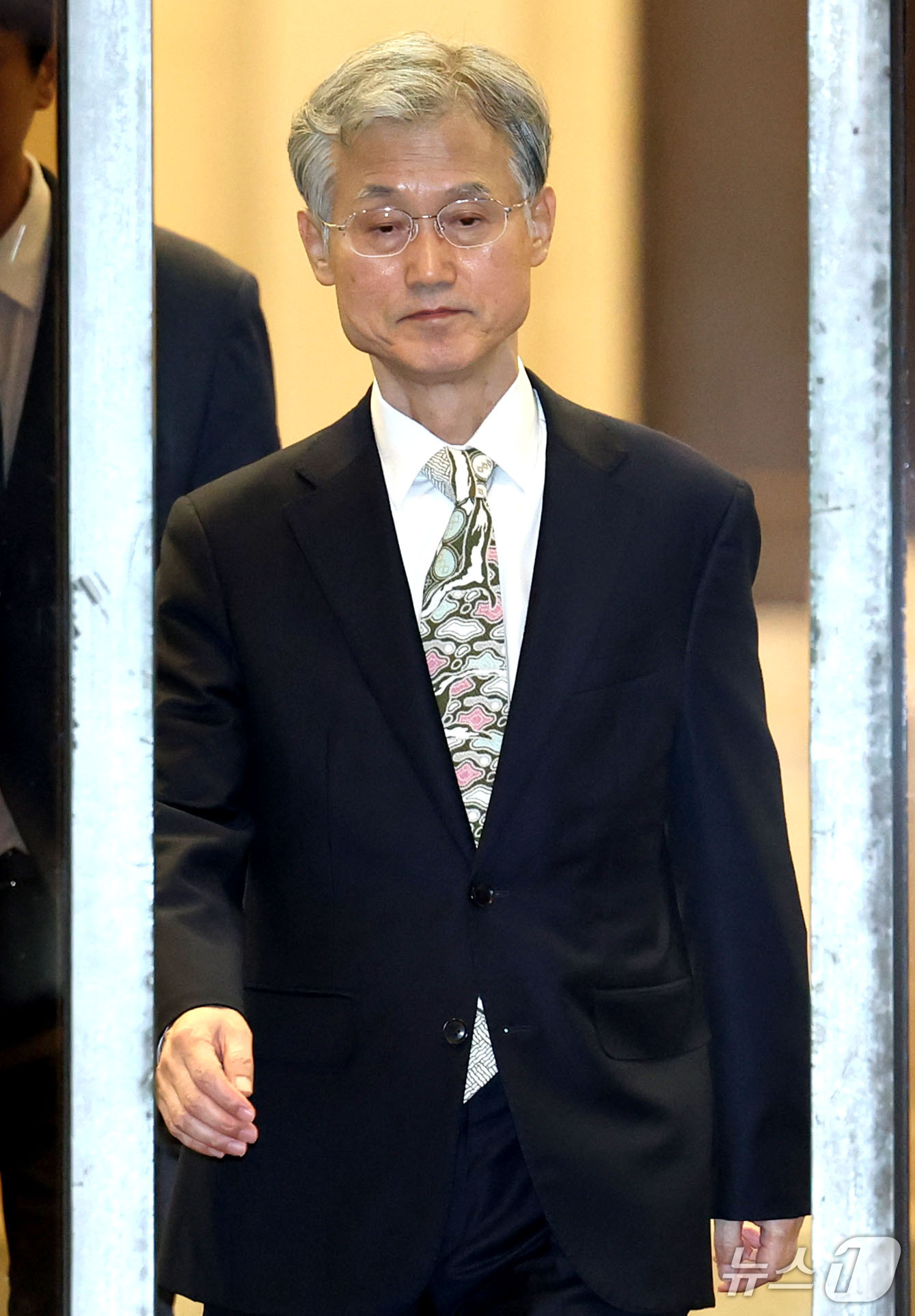 (서울=뉴스1) 이광호 기자 = 조희대 대법원장이 27일 오후 서울 서초구 대법원을 나서고 있다.더불어민주당은 이날 의원총회에서 대법관 재제청 거부 경위와 업무추진비 부당집행 의혹 …