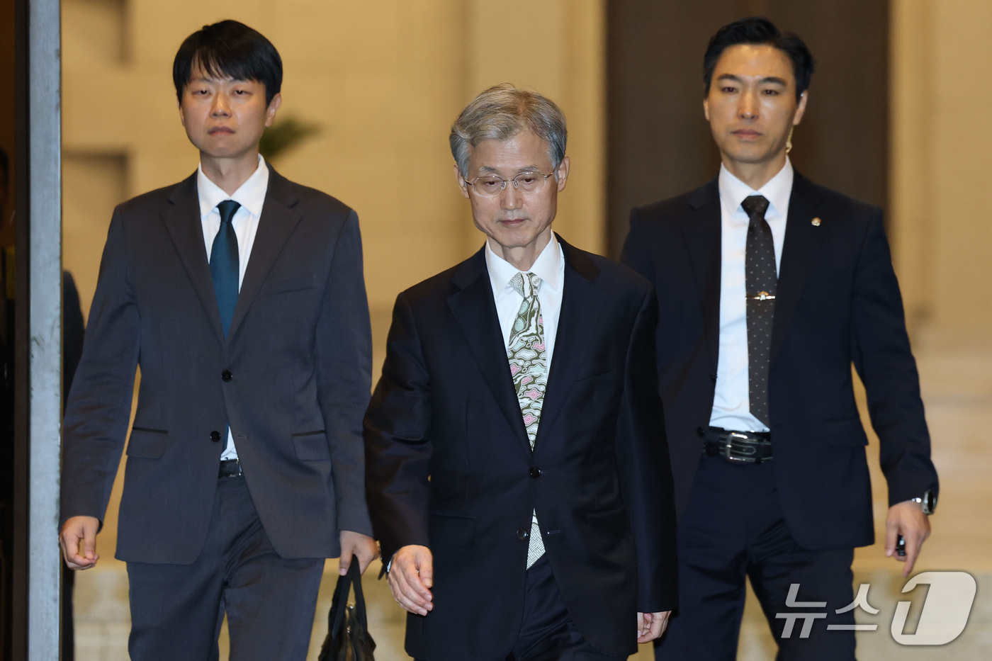 (서울=뉴스1) 이광호 기자 = 조희대 대법원장이 27일 오후 서울 서초구 대법원을 나서고 있다.더불어민주당은 이날 의원총회에서 대법관 재제청 거부 경위와 업무추진비 부당집행 의혹 …