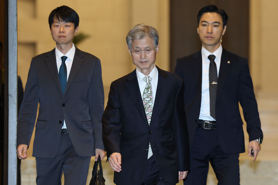 대법원 나서는 조희대 대법원장