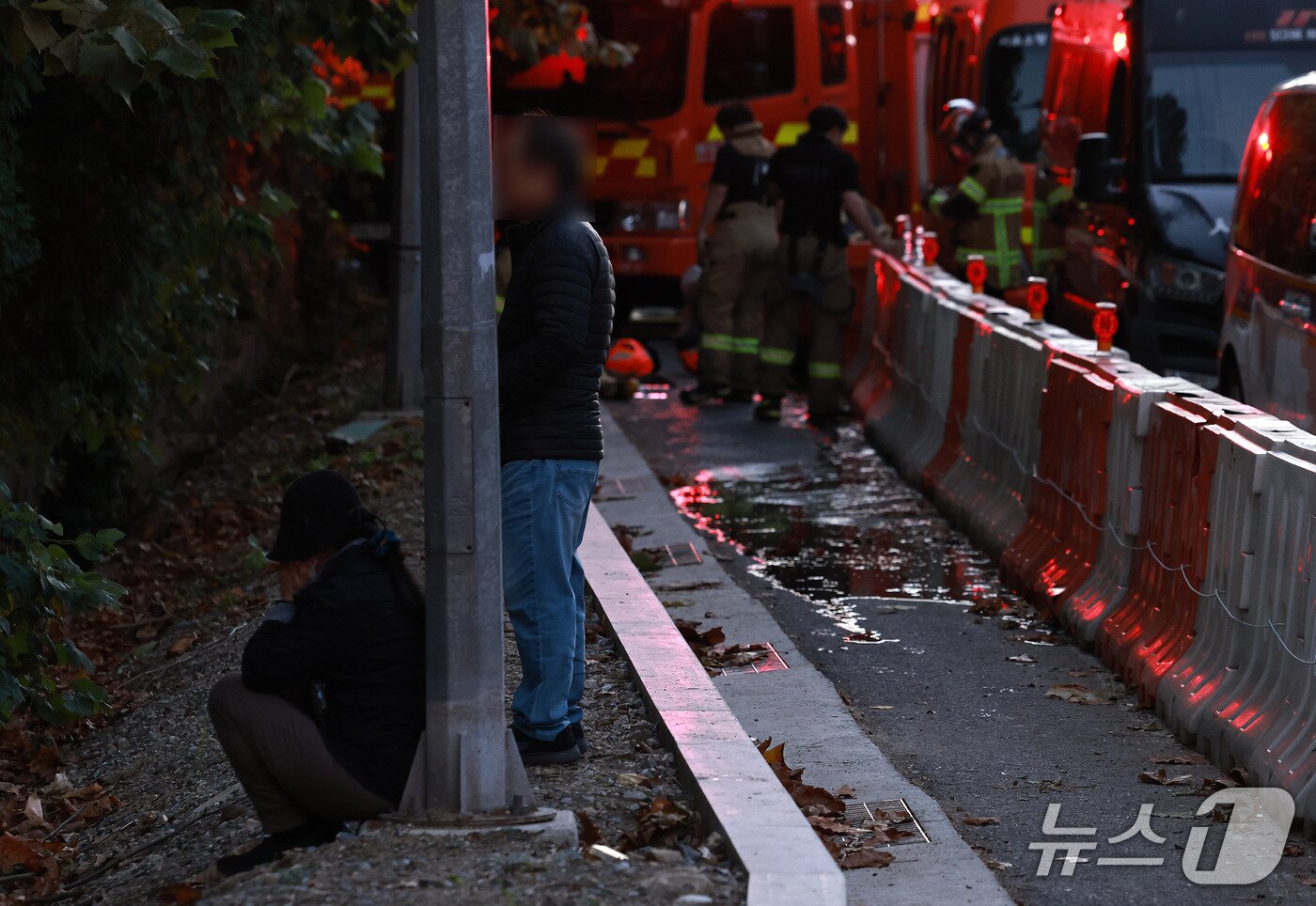 본문 이미지 - 27일 서울 강남구 구룡마을 화재현장에서 마을 주민이 불길을 바라보며 슬픔에 잠겨 있다. 2026.10.27 ⓒ 뉴스1 구윤성 기자