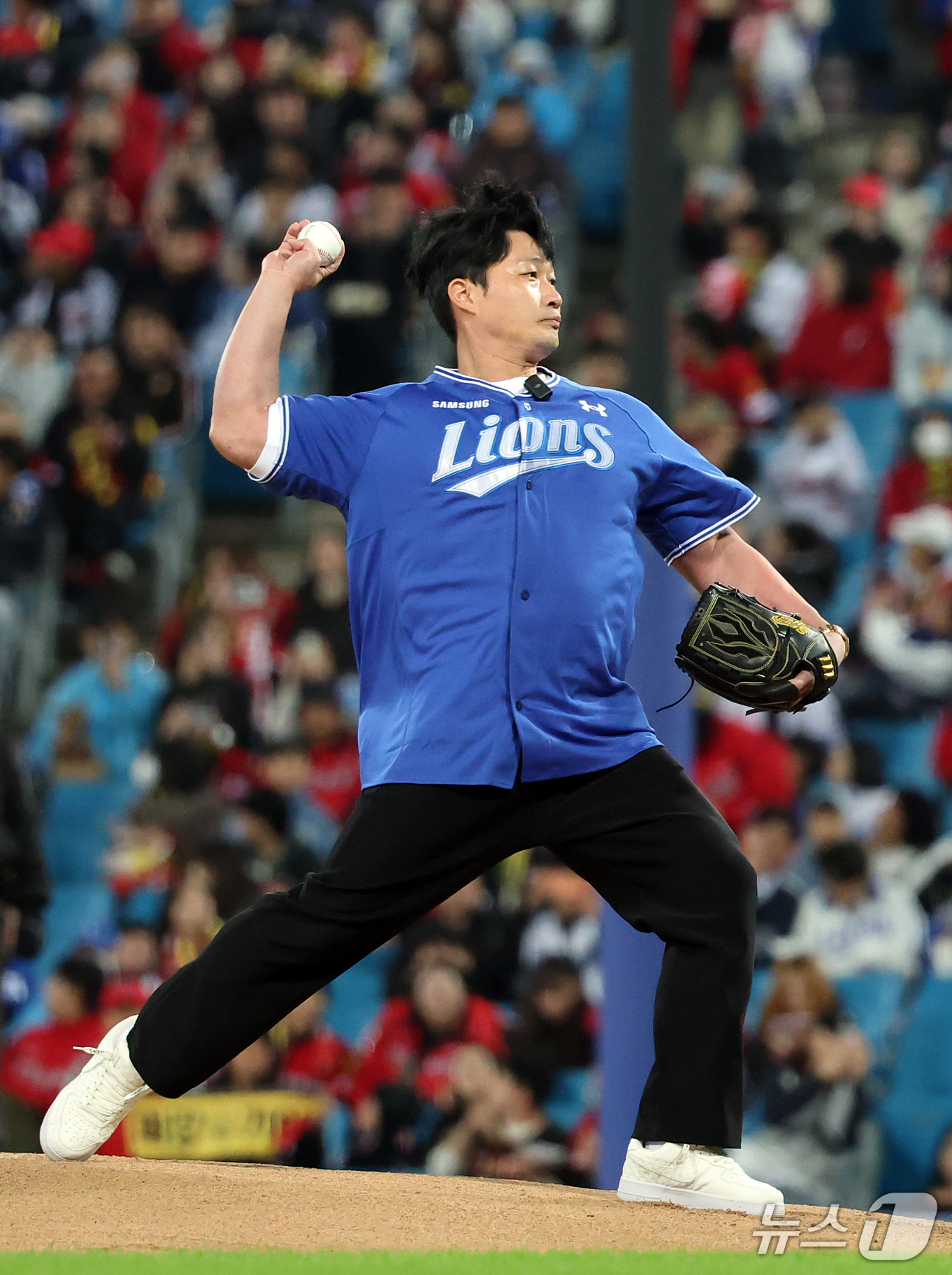 (대구=뉴스1) 김진환 기자 = '끝판대장' 오승환이 27일 오후 대구 삼성라이온즈파크에서 열리는 프로야구 2026 신한 SOL KBO 포스트시즌 플레이오프 2차전 KIA 타이거즈 …
