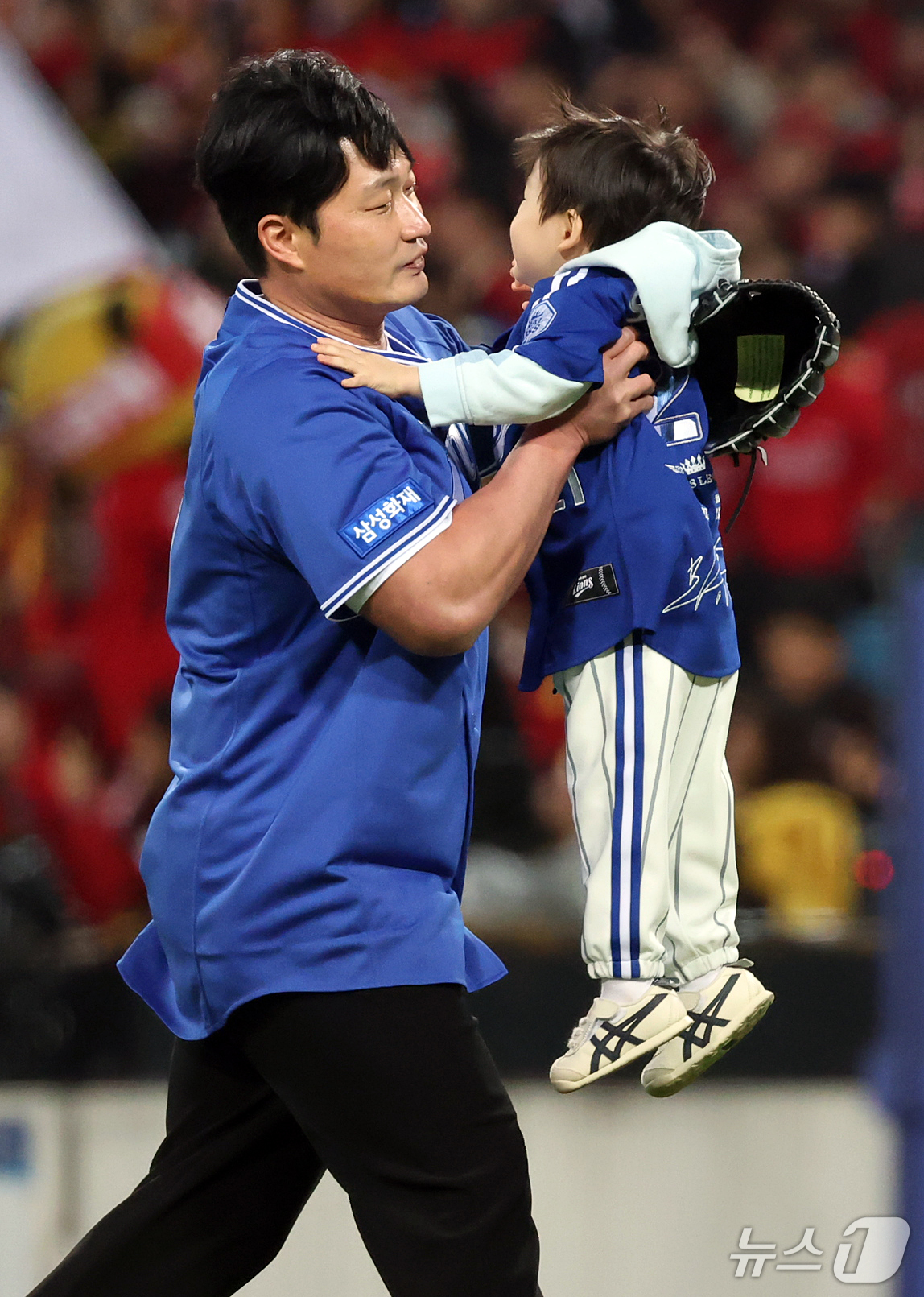 (대구=뉴스1) 김진환 기자 = '끝판대장' 오승환이 27일 오후 대구 삼성라이온즈파크에서 열리는 프로야구 2026 신한 SOL KBO 포스트시즌 플레이오프 2차전 KIA 타이거즈 …