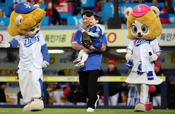 시구 위해 마운드로 향하는 오승환