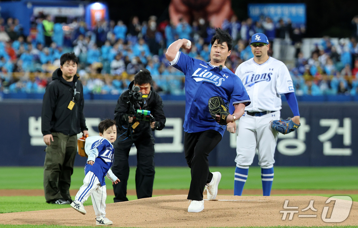 (대구=뉴스1) 박지혜 기자 = 삼성의 프랜차이즈 스타이자 영구 결번 레전드인 오승환이 27일 오후 대구 삼성라이온즈파크에서 열린 프로야구 2026 신한 SOL KBO 포스트시즌 …