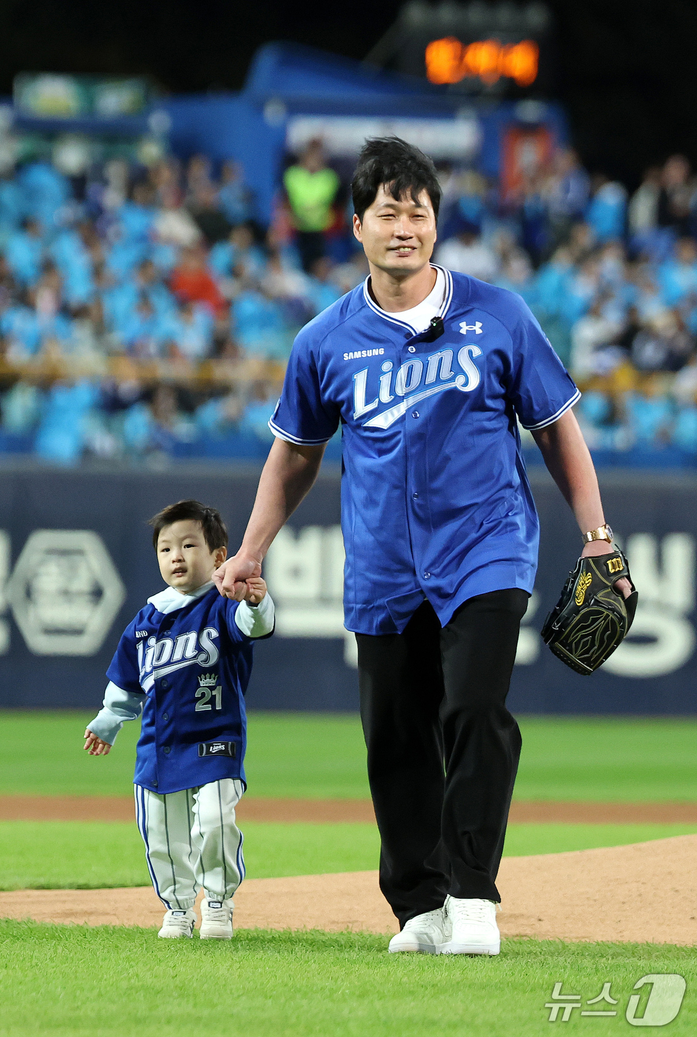 (대구=뉴스1) 박지혜 기자 = 삼성의 프랜차이즈 스타이자 영구 결번 레전드인 오승환이 27일 오후 대구 삼성라이온즈파크에서 열린 프로야구 2026 신한 SOL KBO 포스트시즌 …