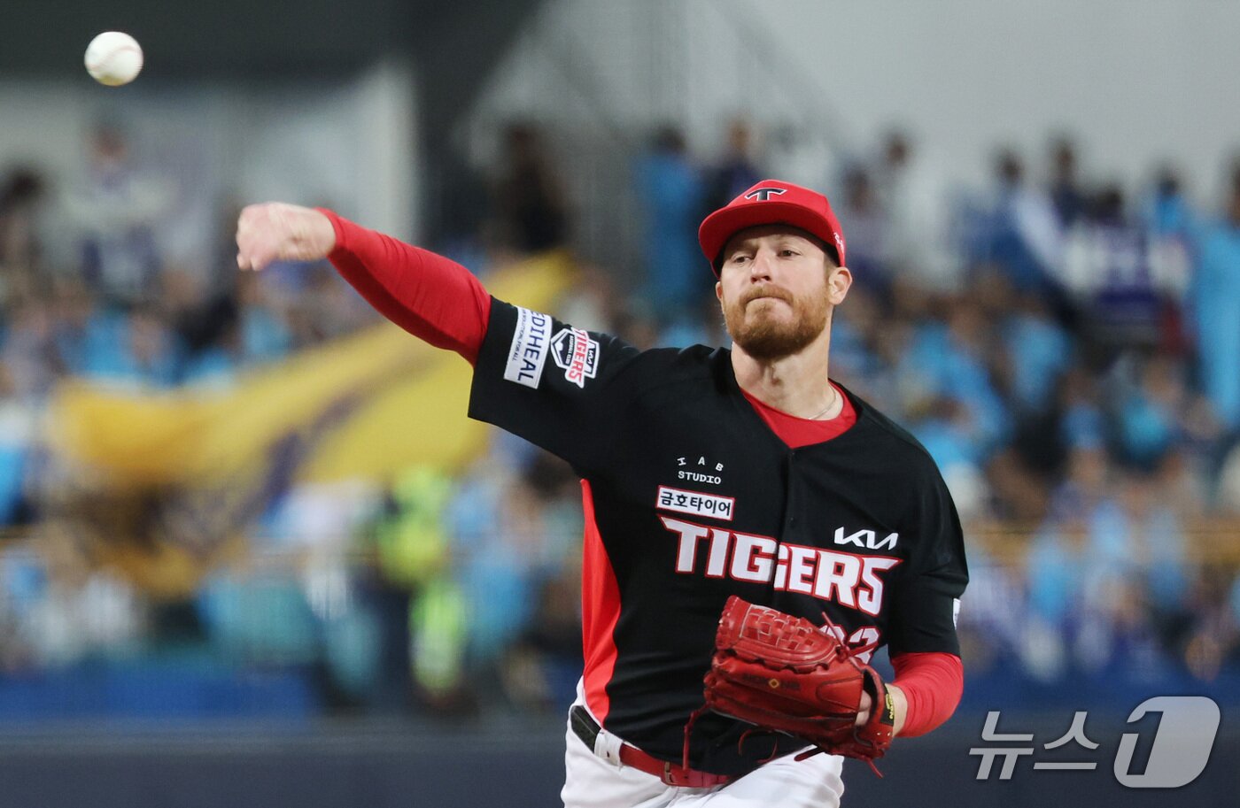 본문 이미지 - 27일 오후 대구 삼성라이온즈파크에서 열린 프로야구 2026 신한 SOL KBO 포스트시즌 플레이오프 2차전 KIA 타이거즈와 삼성 라이온즈의 경기에서 KIA 선발투수 올러가 역투하고 있다. 2026.10.27 ⓒ 뉴스1 박지혜 기자