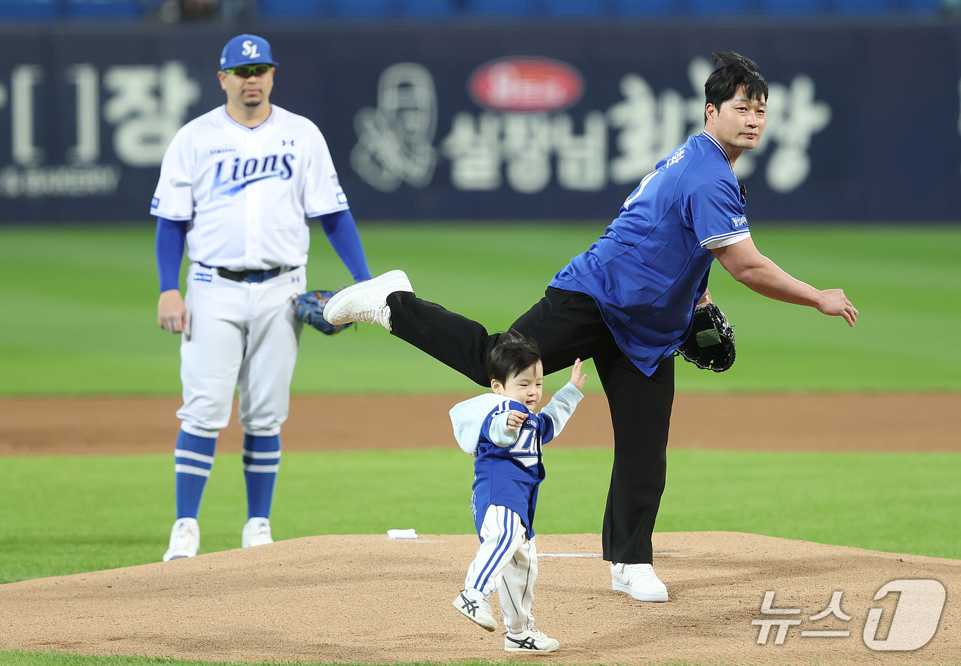 (대구=뉴스1) 공정식 기자 = 27일 오후 대구 삼성라이온즈파크에서 열린 프로야구 2026 신한 SOL KBO 포스트시즌 플레이오프 1차전 KIA 타이거즈와 삼성 라이온즈의 경기 …