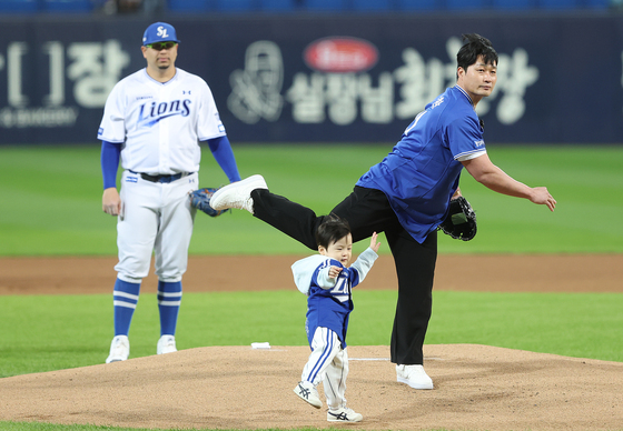 마무리 아닌 시구자로…오승환 "야구하는 것보다 보는 게 더 떨려"