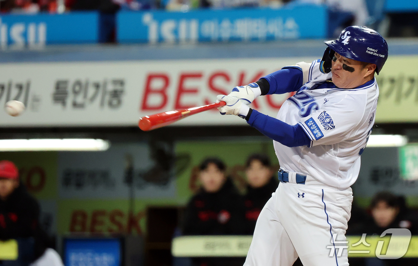(대구=뉴스1) 김진환 기자 = 27일 오후 대구 삼성라이온즈파크에서 열린 프로야구 2026 신한 SOL KBO 포스트시즌 플레이오프 2차전 KIA 타이거즈와 삼성 라이온즈의 경기 …